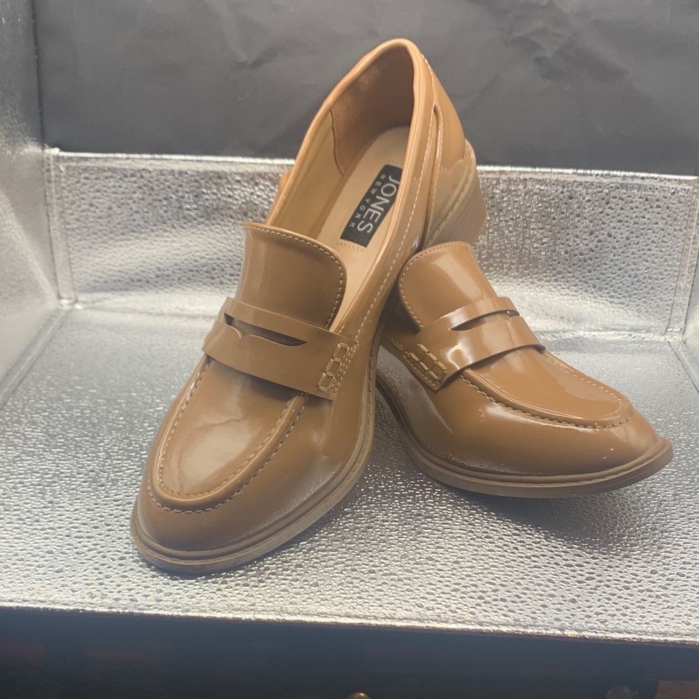 Jones New York Women's Tan Glossy Loafers